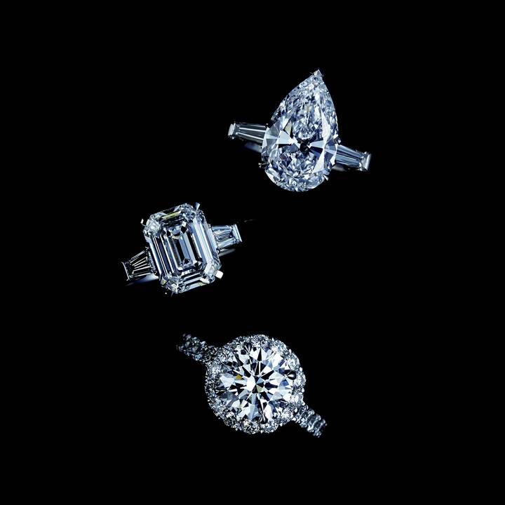 リング［上］史上2番目に大きいダイヤモンド原石『ザ レセディ ラ ロナ』からカットされたペアシェイプリングは、洗練された輝きが魅力。『ザグラフ プロミス』セッティング［プラチナ×センターダイヤモンド3.10カラット］￥36,111,112