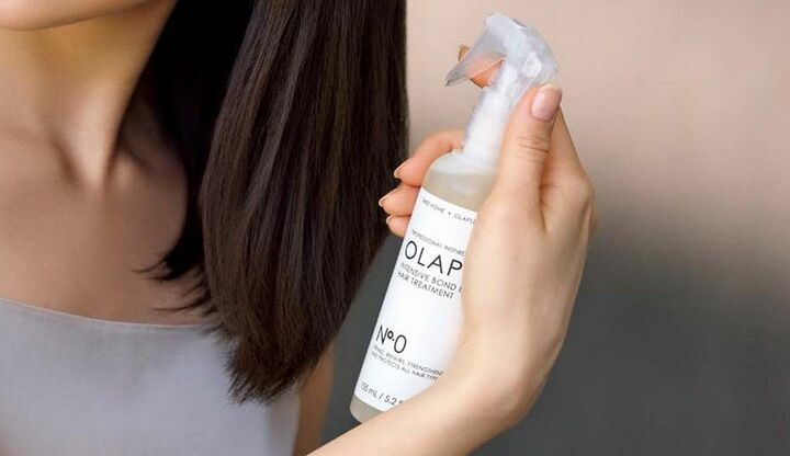 「オラプレックス」の『No.0 インテンシブボンドビルディング ヘアトリートメント』を使用するモデルのAtsukoさん