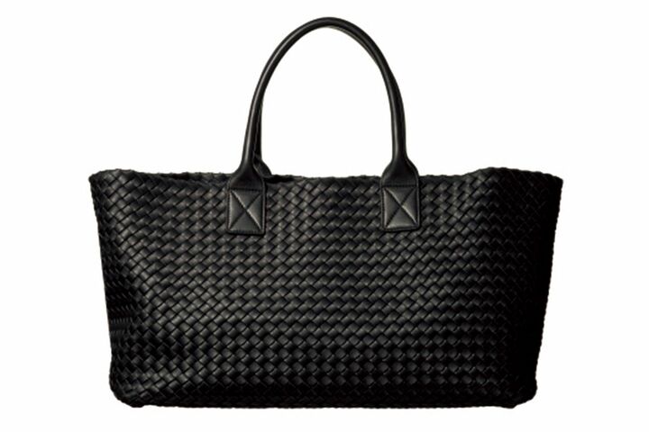バッグ「ネロ」￥830,000【縦25×横40×マチ16cm】（ボッテガ・ヴェネタ ジャパン）　[Precious2018年11月号301ページ]