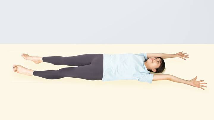 仰向けに寝て、手を頭上にあげて思いっきり開く