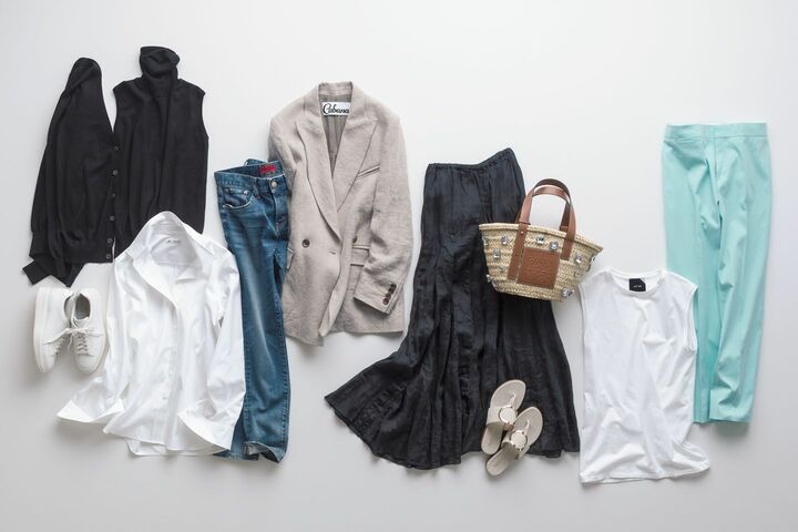 リタさんの最愛ベーシックをつくる10のアイテムを一堂にご紹介しています。左から黒カーディガン￥24,000・タートルニット￥19,000（スローン＜スローン＞）、白スニーカー￥85,000（リエート＜サントーニ＞）、白シャツ￥24,000（オンワード樫山＜R＞）、デニム￥19,000（GUEST LIST＜RED CARD＞）、リネンジャケット￥69,000（ビームス ハウス 丸の内＜カバナ＞）、黒スカート￥37,000（ロンハーマン＜シーピー シェイズ フォー ロンハーマン＞）、カゴバッグ［参考価格］￥94,000（ロエベ ジャパン カスタマーサービス＜ロエベ＞）、トングサンダル￥26,000（TOMORROWLAND＜TESORONE＞）、白カットソー￥8,900（ビームス ハウス 丸の内＜エイトン＞）、グリーンパンツ￥32,000（ドゥロワー＜ドゥロワー＞）