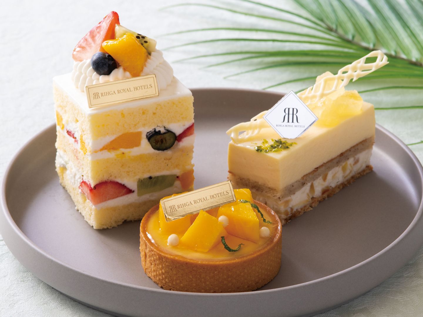 ピニャコラーダ¥480(写真右)、タルトエキゾチック¥550(写真中央)、フルーツショートケーキ¥600(写真左)