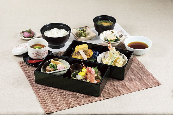 天守閣とほぼ同じ高さから、城下を見下ろす気分で食べたい豪華弁当「殿様弁当」