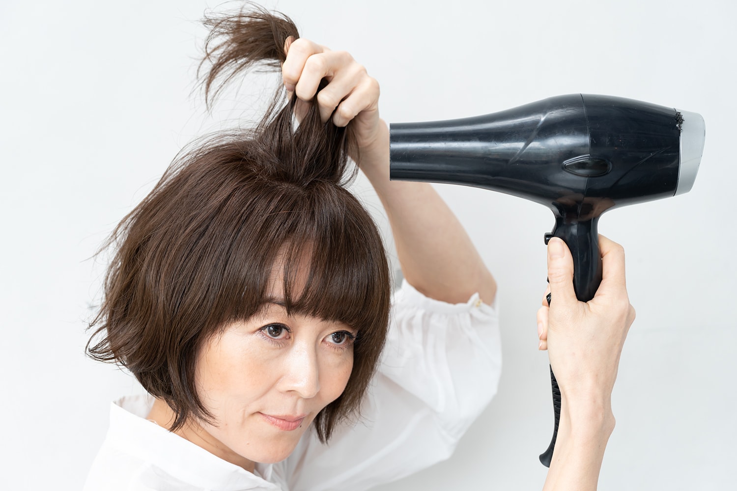 頭頂部の毛束が立つと、分け目ができにくくなるのでしっかりと根元を立てるように乾かして。