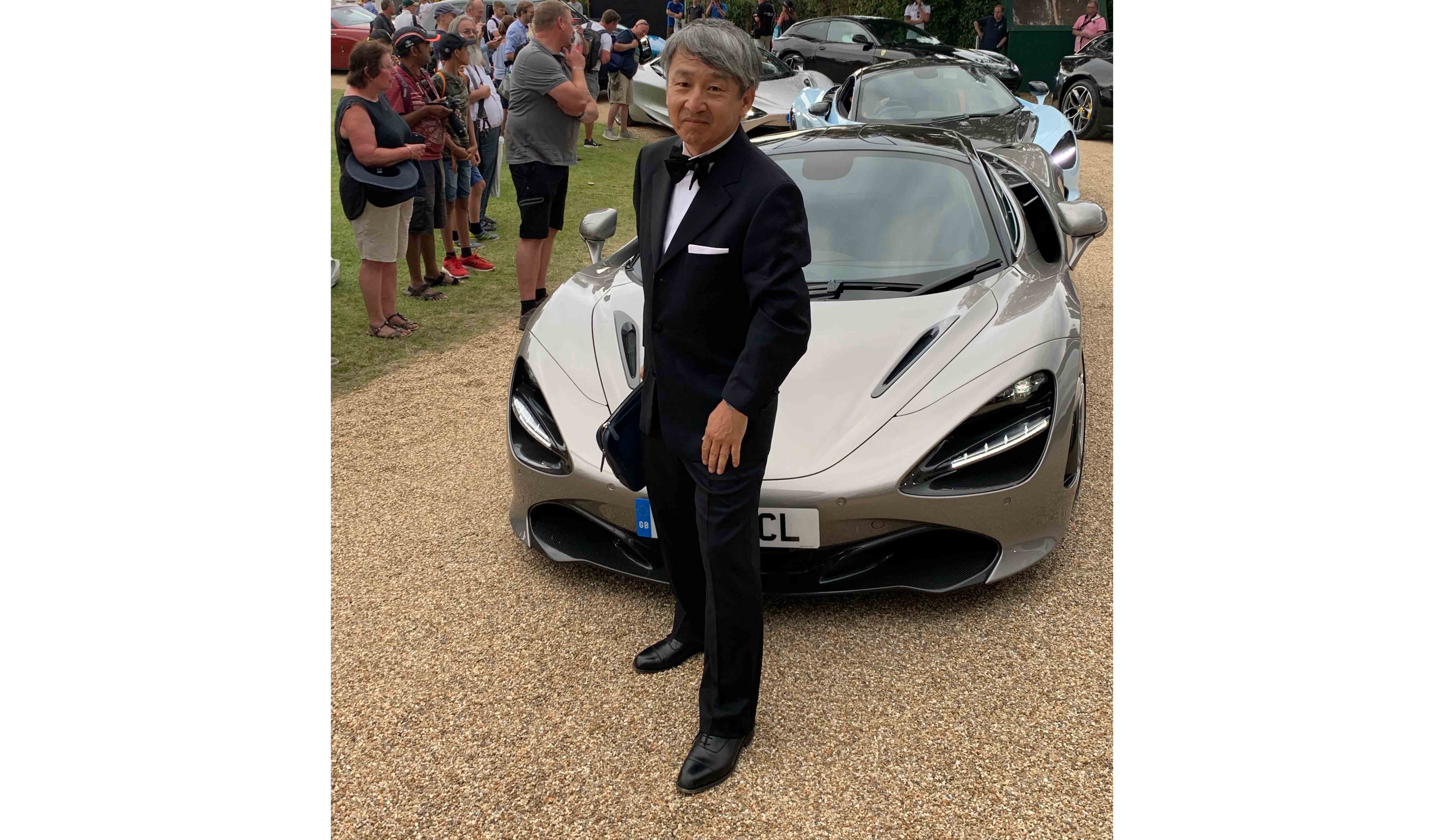 金子氏もタキシードに着替えてマクラーレンの展示を祝った。