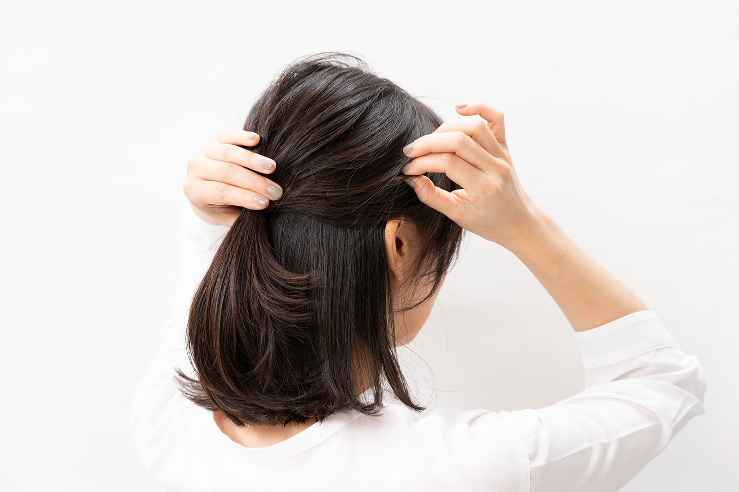 トップがつぶれやすい人は中央、面長な人はサイドと、ボリュームが欲しい部分を中心に毛束をひとつまみずつ引き出す。