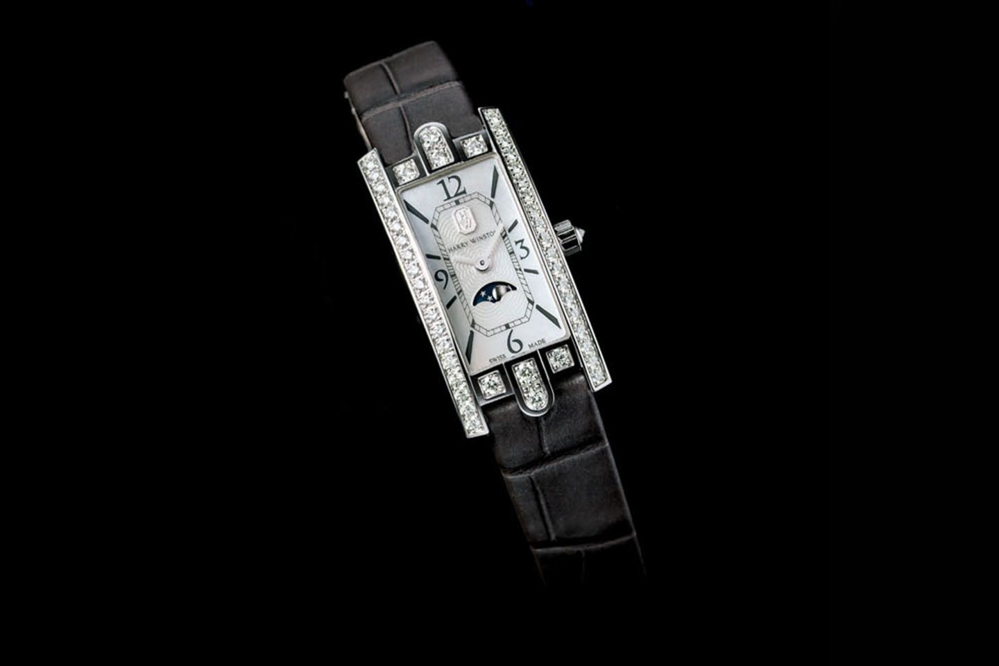 『HW アヴェニューC ミニ・ムーンフェイズ』¥2,350,000(ハリー・ウィンストン) ケース:WG、ケースサイズ:縦32.3×横15.6mm、ストラップ:アリゲーター、ムーブメント:クオーツ ※10月発売予定