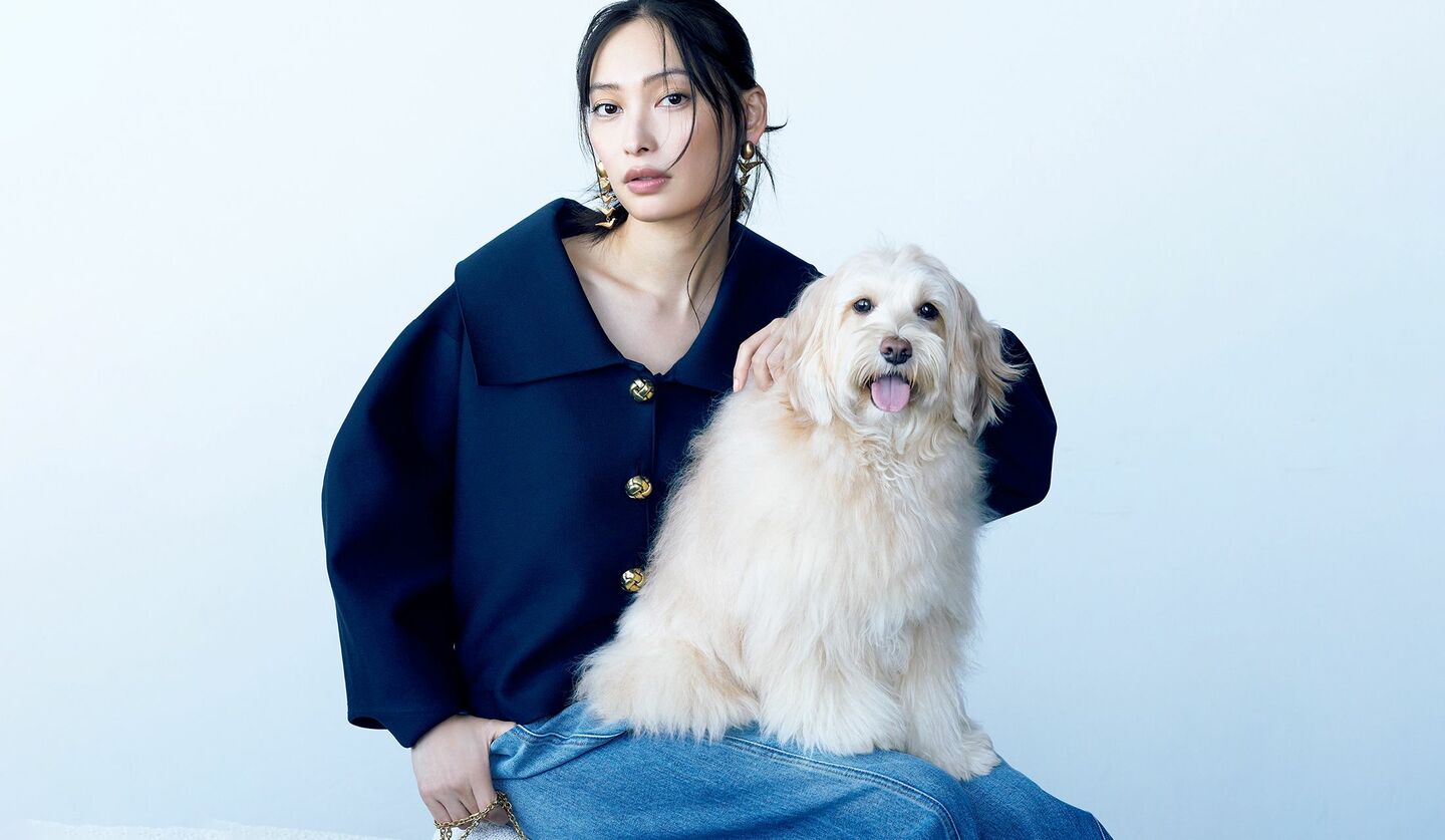 「ジバンシィ」のウエアを着用したモデルの大政絢さんと犬モデルのフラン