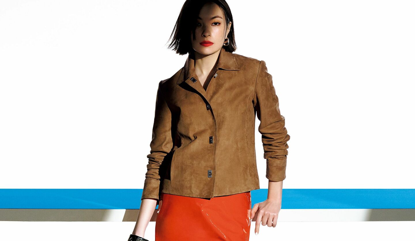 「フェラガモ」のスエードジャケットとレザースカートを着用した太田莉菜さん