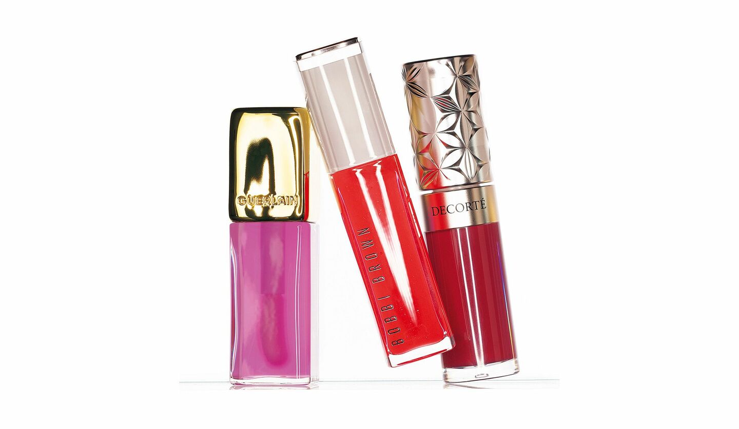 美容オイルを高配合し、唇と一体化するように密着する「オイルリップ」は、潤いを抱え込んで逃がさないため艶もケア効果も長時間持続。揮発しやすく表面にのるだけのグロスと異なり、薄膜でフィットしてヨレにくく、テカらない上品な仕上がりも魅力です。ゲラン『キスキス ビー グロウ オイル 209』、ボビイ ブラウン『エクストラ ブラッシング リップ オイル 761』、コスメデコルテ『プランピング リップセラム 03』の画像