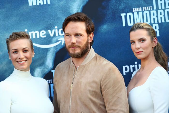 2021年6月 ロサンゼルスプレミア。左から、イヴォンヌ・ストラホフスキー、クリス・プラット、ベティ・ギルフィン。