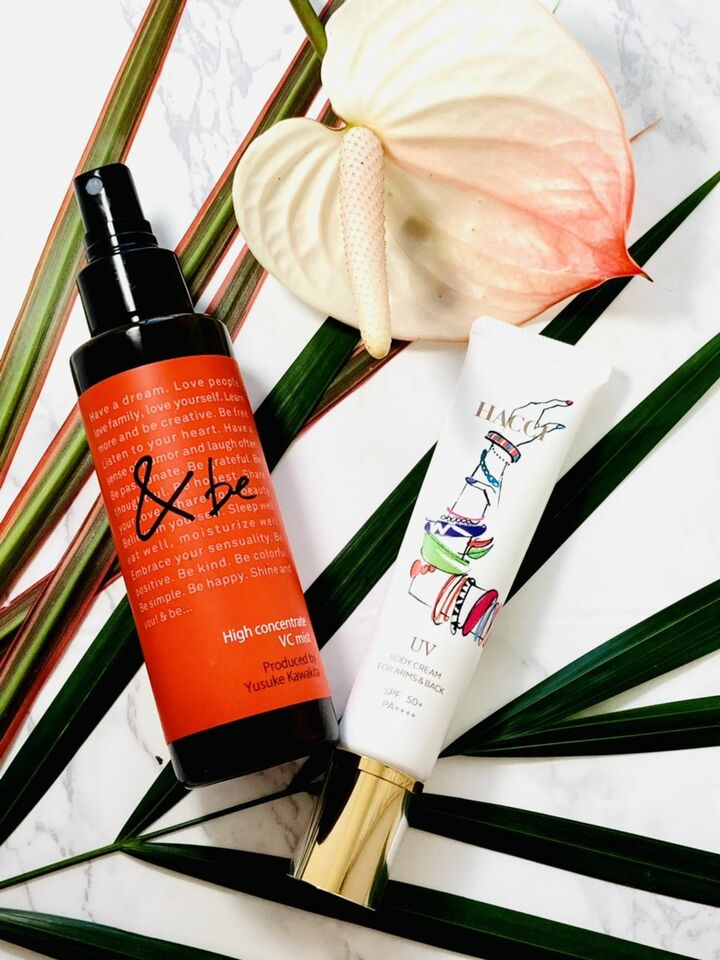 左から／＆be ハイコンセントレイトVCミスト 120ml ¥3,080、HACCI セラムイン UVボディクリーム Arm&Back LC ［SPF50+・PA++++］ 40g ¥7,040
