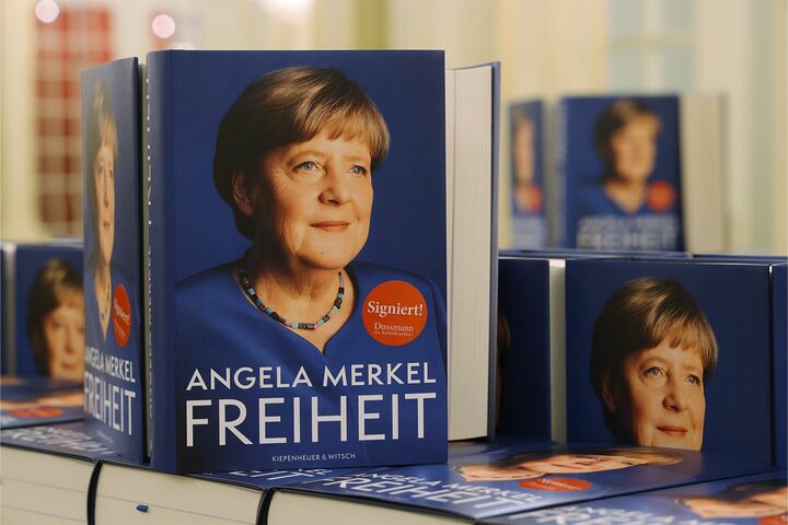 2024年11月に出版されたアンゲラ・メルケル元首相の回顧録でも、表紙にブルーのジャケットを着用した写真を採用。