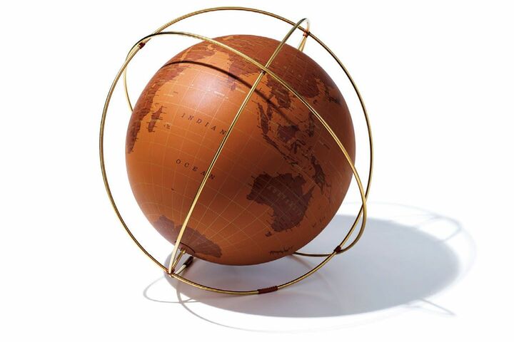 地球儀『オデッセイ』［直径44cm］￥2,700,000（エルメスジャポン）　[Precious2019年4月号188ページ]