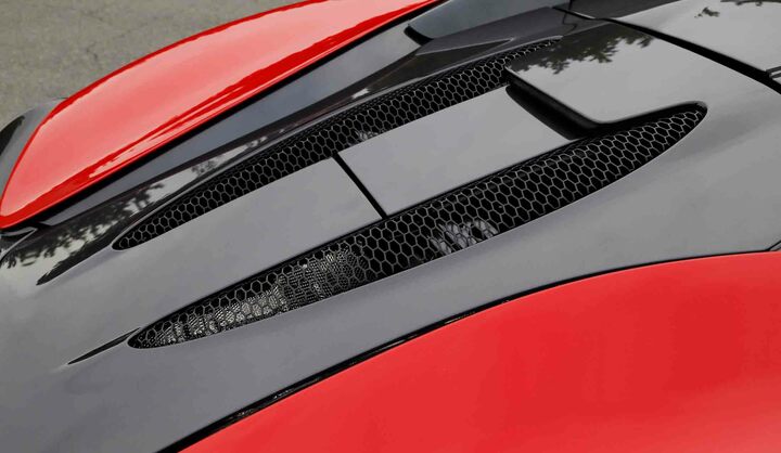 エンジン前方に50リッターほどのトランクがあり、オープン走行時にはここにトップが収納される。フロントのトランクは150リッターあり、小旅行に持っていく荷物は十分収まる。