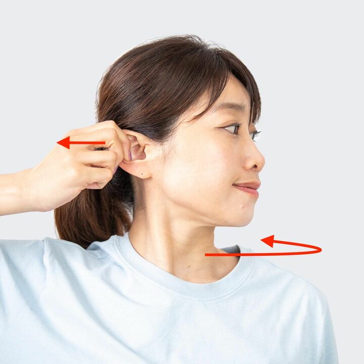 右方向に耳を引っ張ったまま、顔を左に向ける