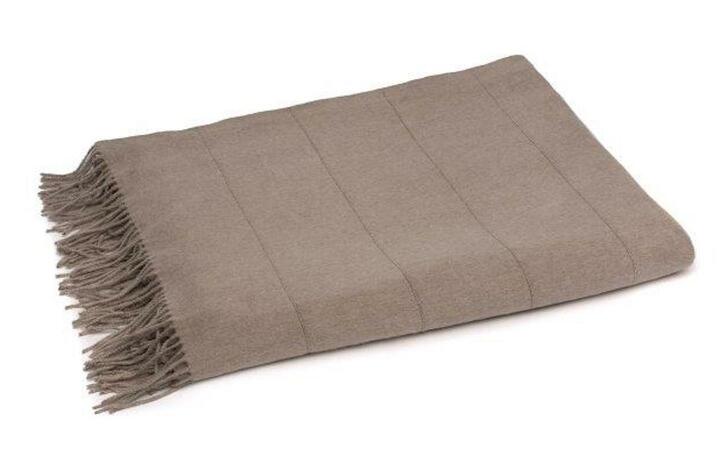 シルク素材のストール¥251,000（税抜）