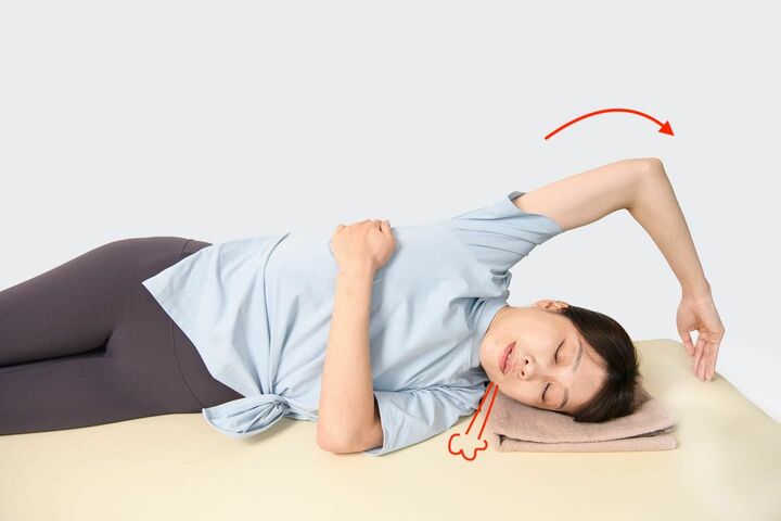 腕を上げて深呼吸を行う