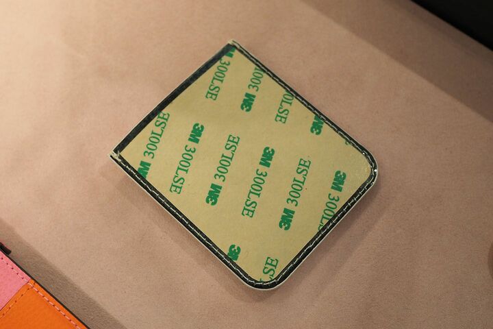 スマートフォンの裏に接着剤つきのシールで貼り付けるスタイル。ほかの何かにも活用できそう?