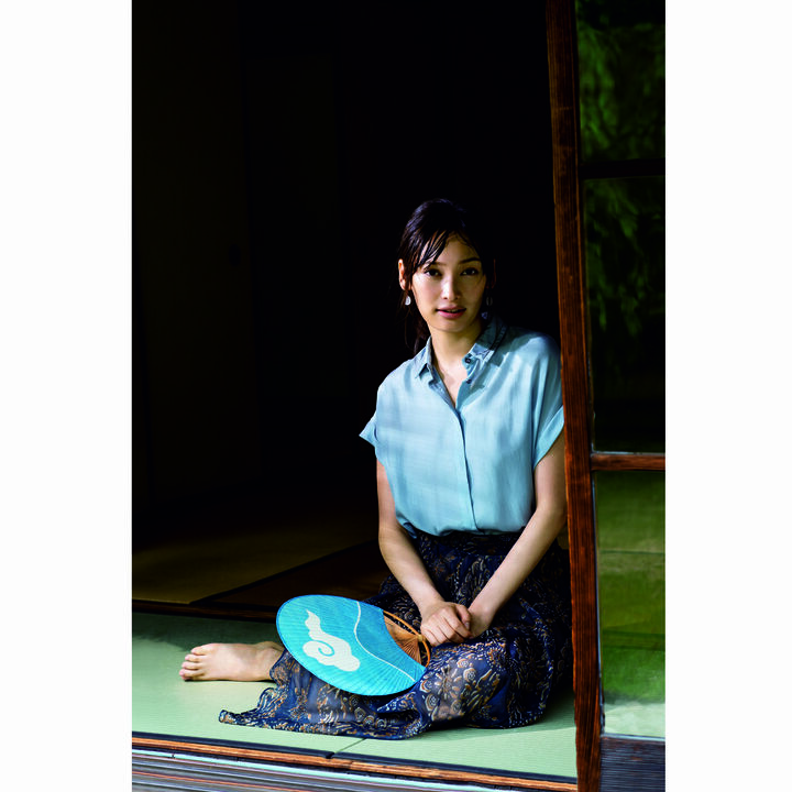 トルマリンブルーのシルクブラウス¥186,000・シルクシフォンのプリントスカート¥298,000（ブルネロ クチネリ ジャパン）、ピアス［YG×白翡翠×ホワイトトパーズ］￥240,000（ボン マジック）、その他／私物