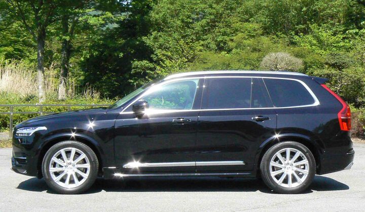 流行りのクーぺ風SUVとは対極にある、スクエアなスタイリングが特徴。押し出しの強さはあるが、嫌味がないのはボルボならでは。