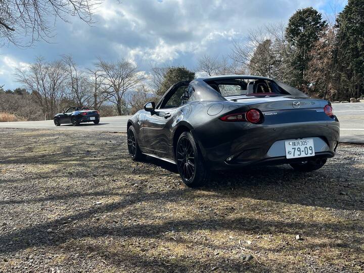 ロードスターRFはルーフの一部が開くタルガトップ。