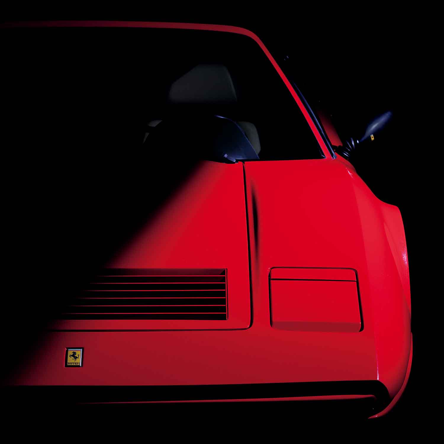 V8エンジン搭載の「スモール・フェラーリ」の中でも、1985年に登場した『328』は、その完成された美しさで、今もなおクルマ好きの間で高い人気を誇る。スーパーカーが空前のブームとなった時代の象徴である、格納式ヘッドライトも魅力。写真のモデルは着脱式ルーフを持つ『328GTS』の’86年式で、中古車相場は900万~1300万円。