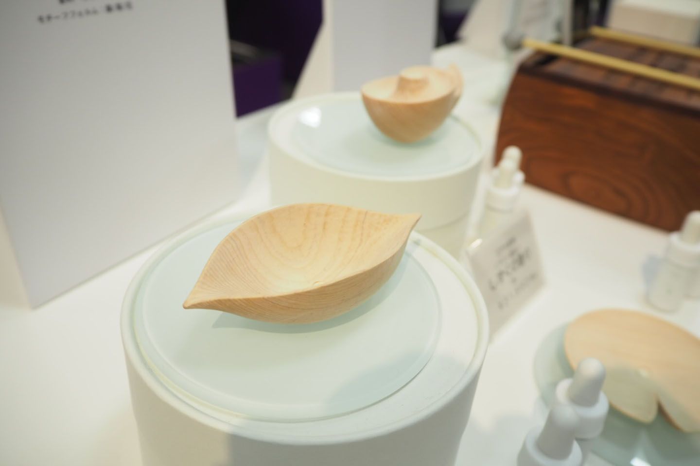 シンプルな花びらの形のものもありました。「しずくの香り 花びら」¥15,500(税抜)