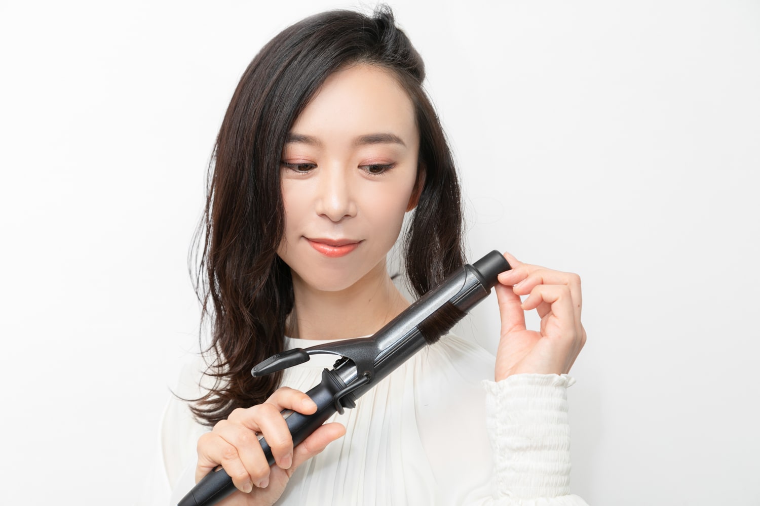 28mmのヘアアイロンで、毛先を外巻きに1.25回転巻く。
