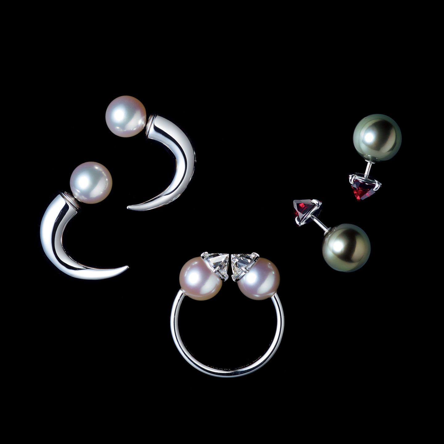 左から/ピアス『リファインド リベリオン シグネチャー』¥246,000【ホワイトゴールド×南洋真珠 黒蝶×ガーネット】・リング『リファインド リベリオン シグネチャー』¥2,480,000【プラチナ×あこや真珠×ダイヤモンド】・ピアス『リファインド リベリオン ホーン』¥248,000【ホワイトゴールド×あこや真珠】(TASAKI)