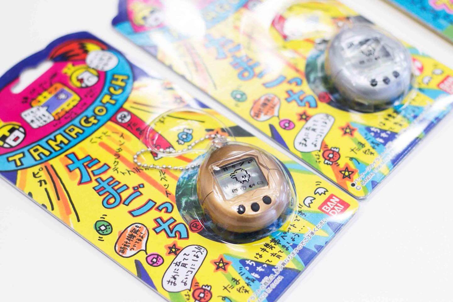 初代「たまごっち」。1996年に発売された当時はヘタウマがブームだったため、パッケージのイラストにもそのカルチャーが反映されています