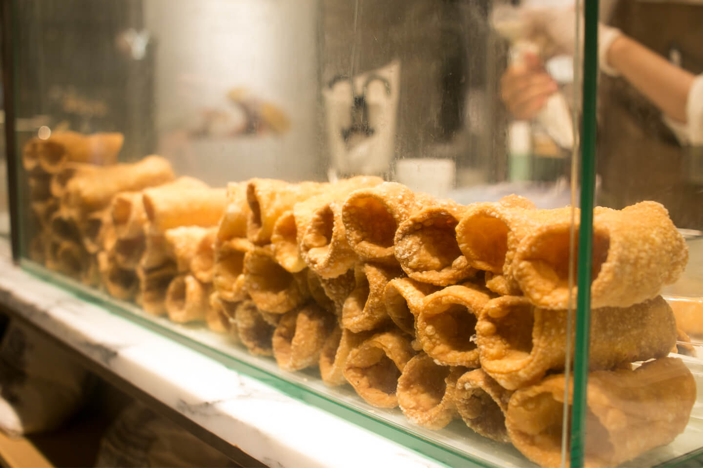 ショーケースには筒状の「カンノーリ」の皮が並びます。皮は店内で揚げているそう