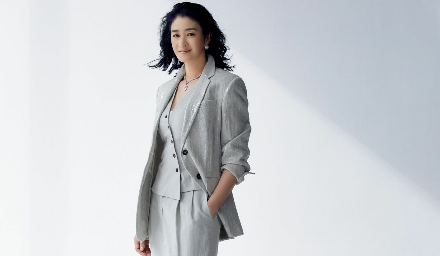 ブルネロ クチネリのジャケットをまとう、女優・小雪さん