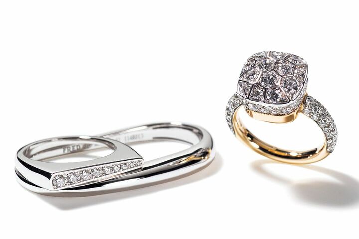リング左から／直線と優雅な曲線のラインが絶妙にマッチ。『サクセス ダブルリング』￥486,000［ホワイトゴールド×ダイヤモンド］（フレッド）、小粋なパヴェリング。『ヌード』￥1,539,000［ホワイトゴールド×ローズゴールド×ダイヤモンド］（ポメラート・ジャパン〈ポメラート〉）　[Precious2019年4月号130ページ] 