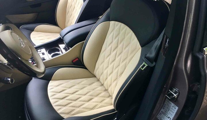 レザーの風合いを残しつつ、原皮の傷(血管の跡など)がいっさいない、贅沢な素材を使用。ダイヤモンドキルトは伝統的な仕上げだ。