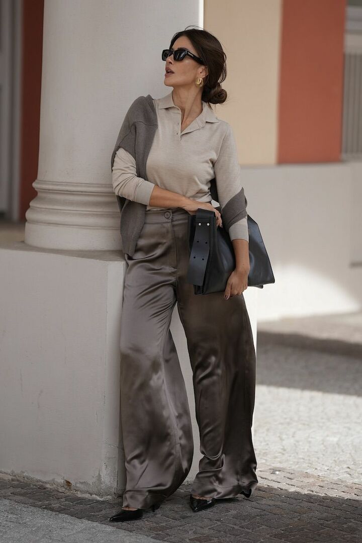 ゴールドイヤリングやボルドーのネイルカラーがクラス感を高めて。