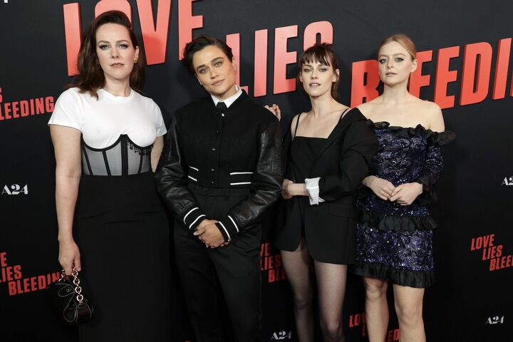 左から共演のジェナ・マローン、ケイティ・オブライアン、アンナ・バリシニコフと。