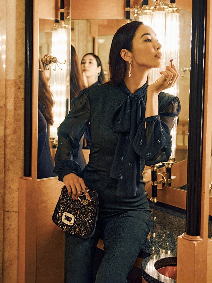 「エトロ」のウエアを纏ったモデルの立野リカさん