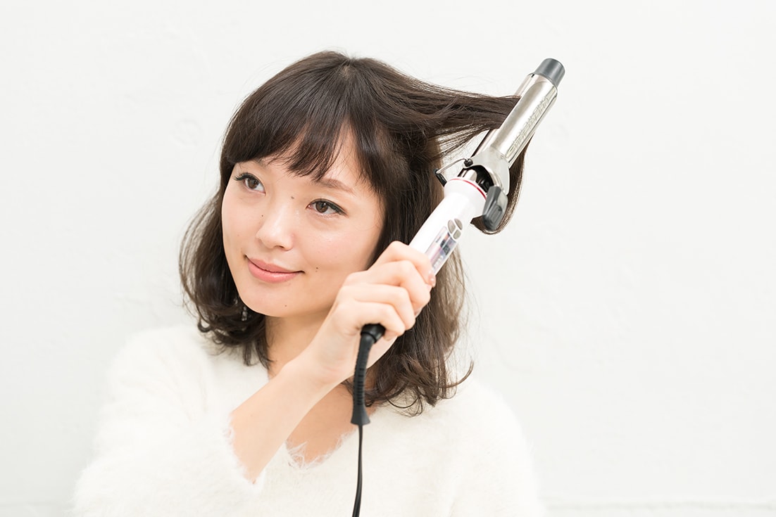 カールアイロンで根元を起こす