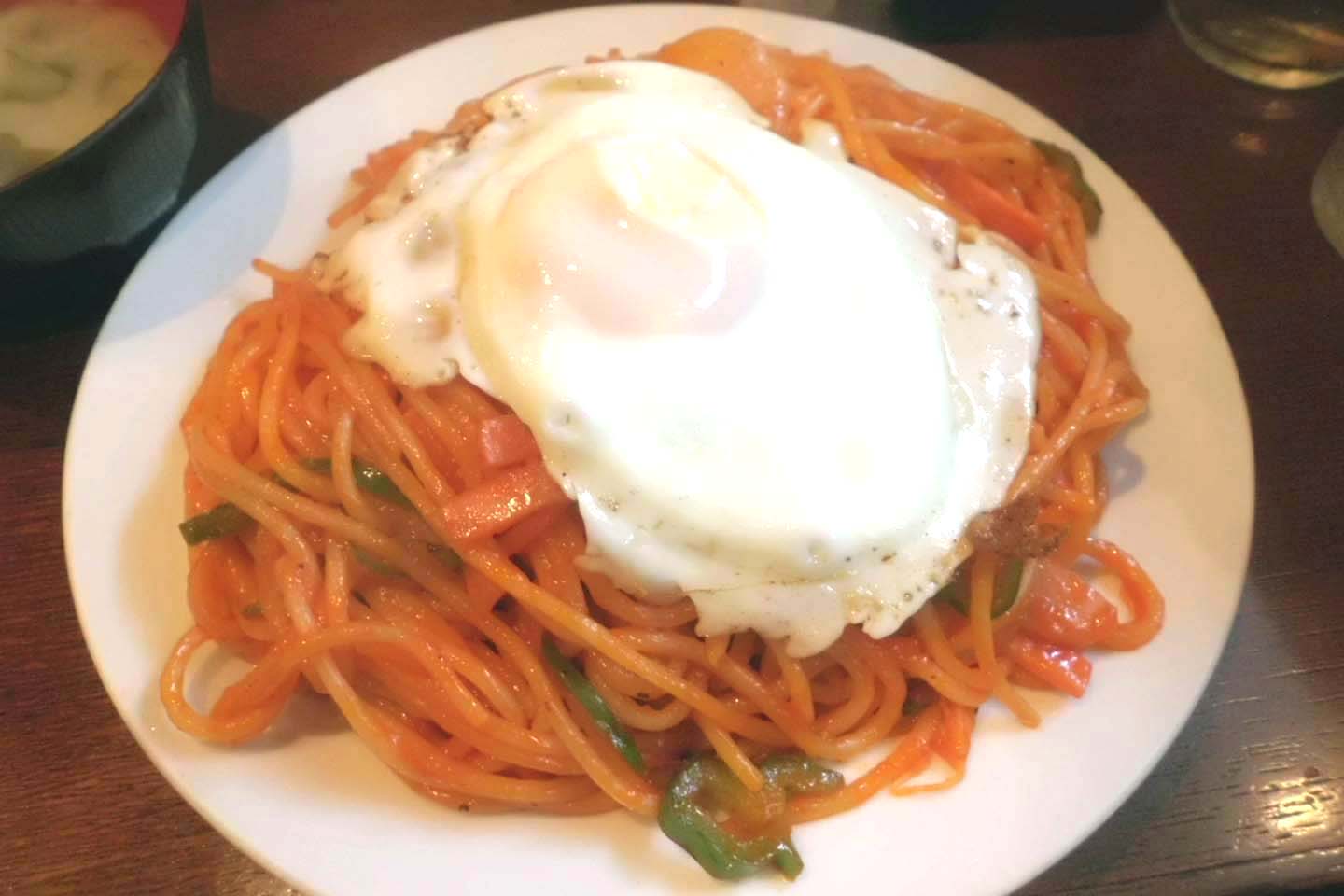 目玉焼きをつぶすことで味わいが変わるところがポイント!「プランタン」のスパゲッティナポリタン\700