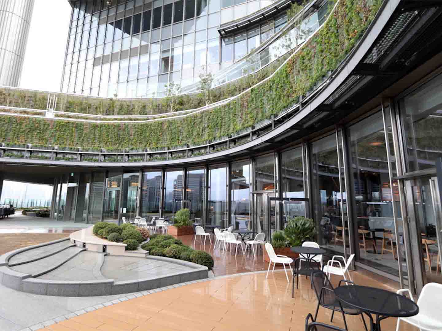 ガーデンテラスから望むDRAWING HOUSE OF HIBIYA(ドローイング ハウス・オブ・ヒビヤ)外観。反対側を見ると、眼下に日比谷公園の素晴らしい絶景が