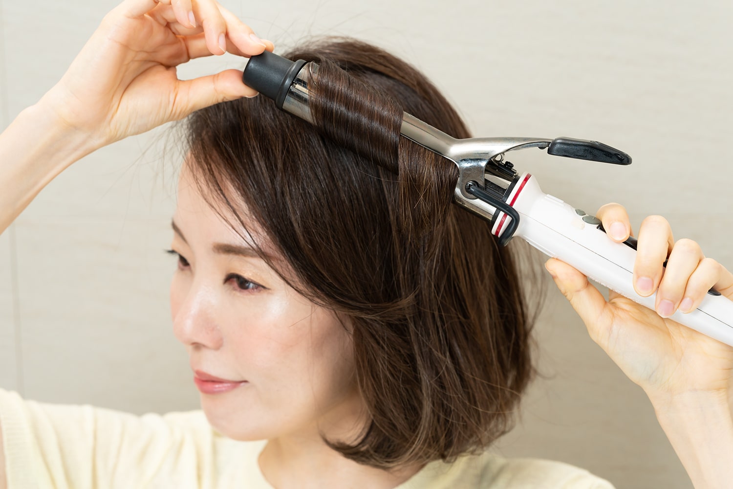 毛束の中間だけを巻く。全方位巻くことで髪の表面に動きが出る。