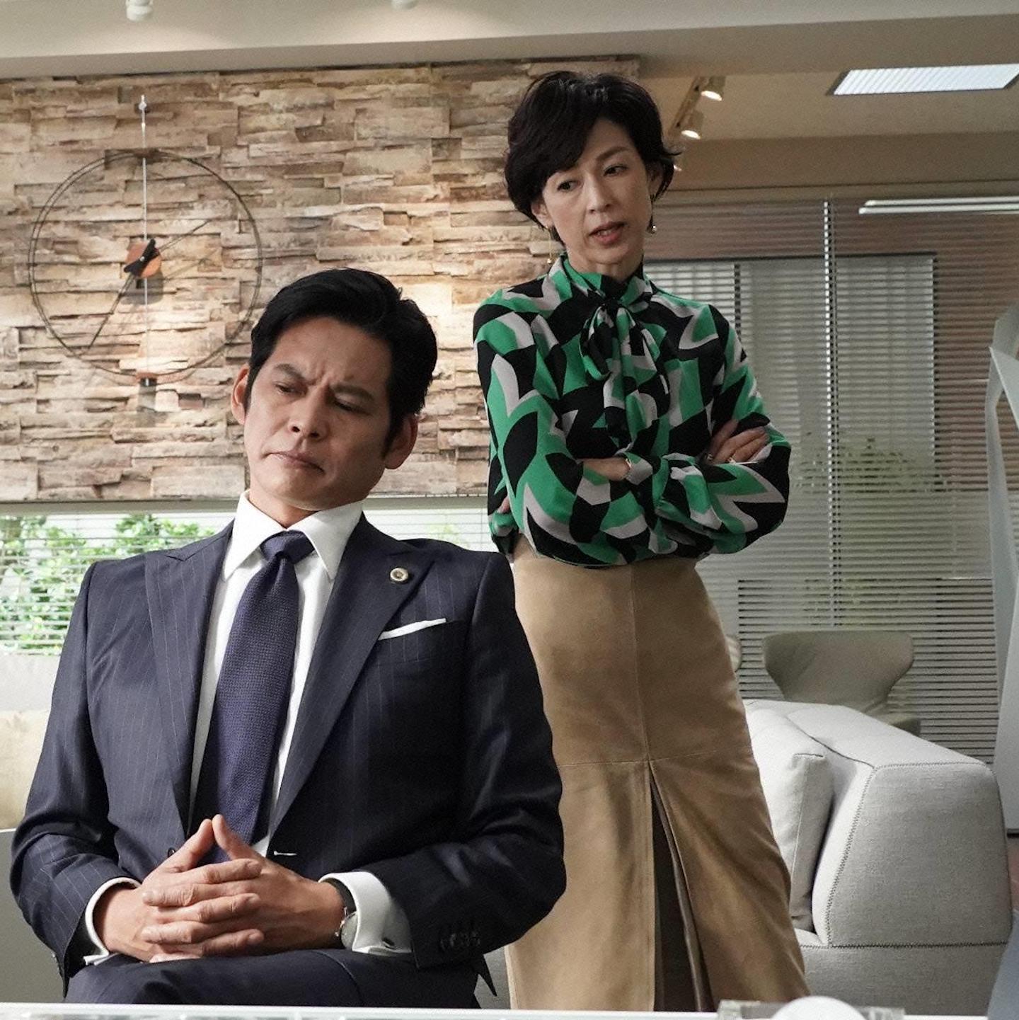 クラシカルなプリント柄のブラウスとスエードのスカートとのバランスが絶妙。