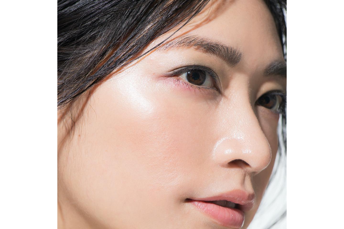 大きめに入れた逆三角形チークには、小顔効果とフェミニン度アップ効果あり。