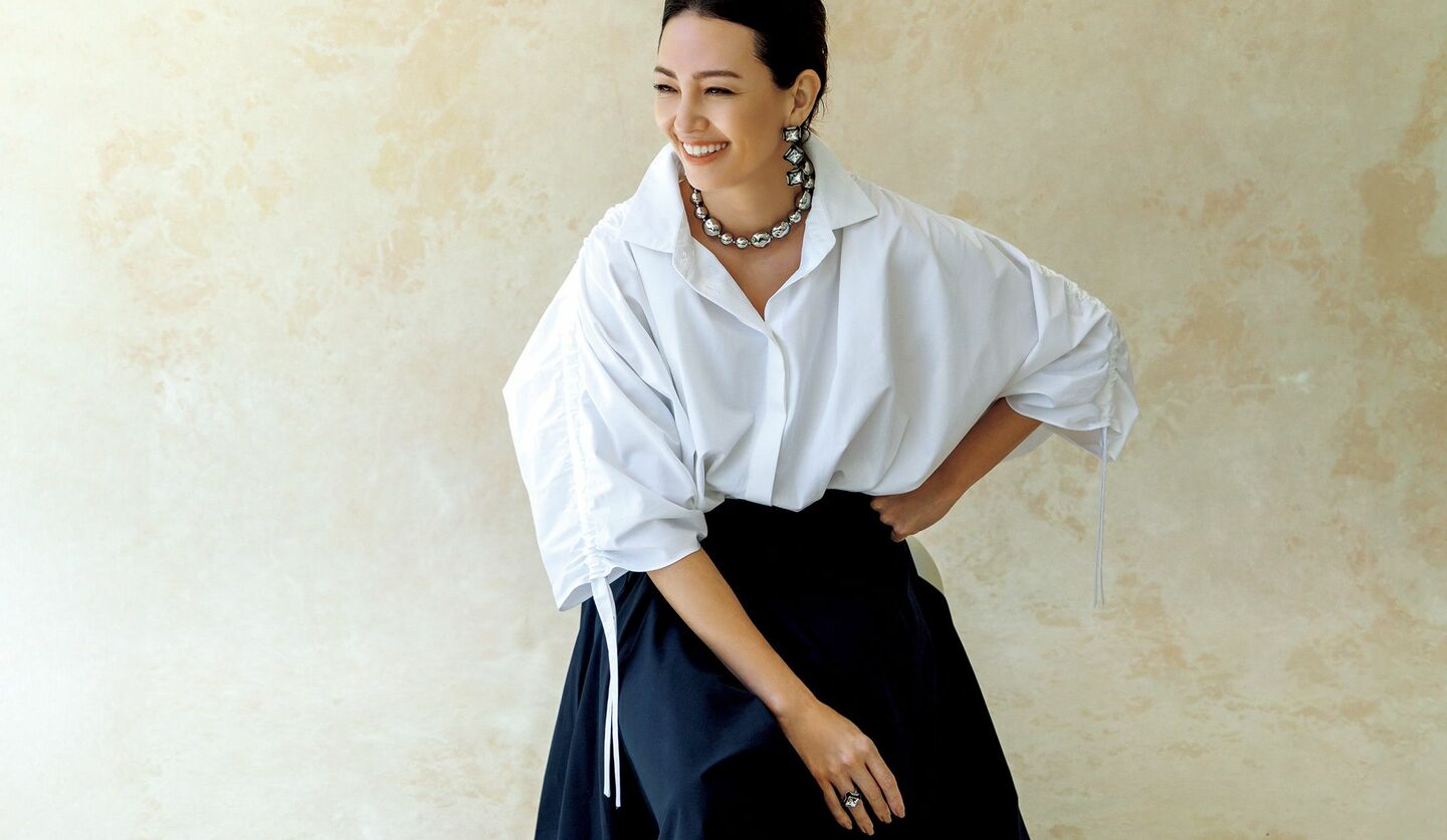 「ジバンシィ」のスカート・シャツ・パンプスを着用した、モデル・RINAさん