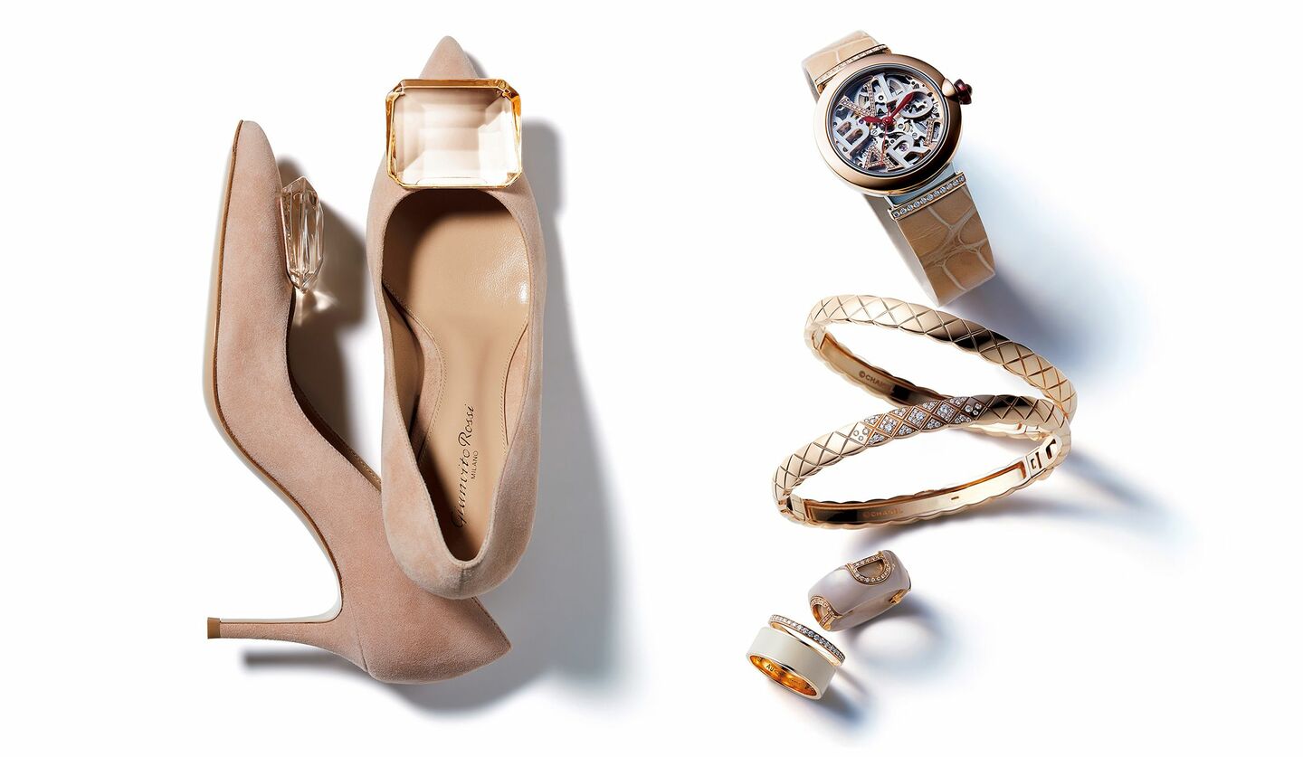 スパークリングベージュが輝く時計、指輪、ブレスレット、靴の写真