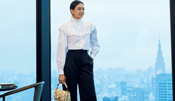 ドレスコード「スマート・エレガンス」は、ブラック＆ホワイト配色でスマートに｜大人の品格を「白シャツ」に託して