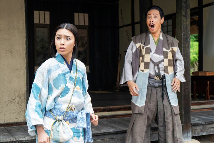 白石聖さん。右は直の父、坂井喜左衛門役の大倉孝二さん（C）NHK