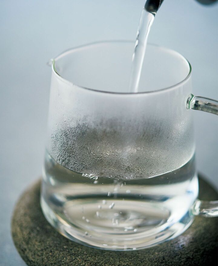 ガラスピッチャーに湯を注ぐところ