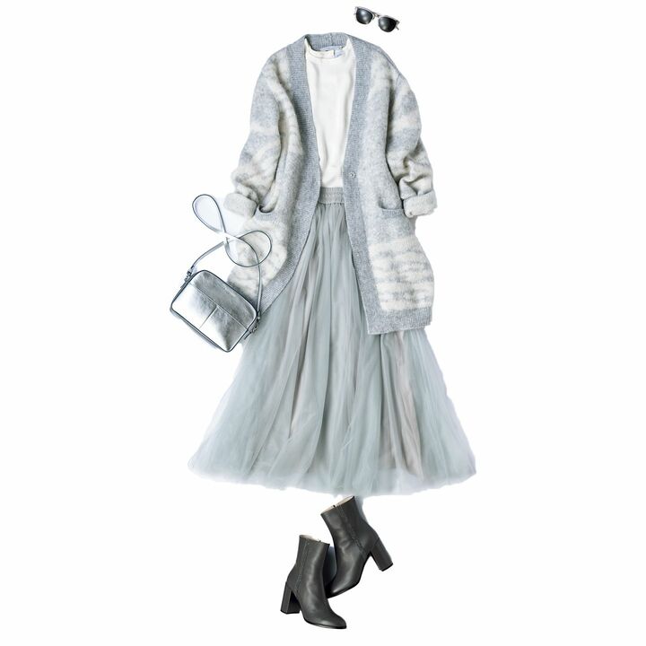 ソフトでフェミニンな装いには 辛口要素をトッピング アルパカ、モヘア混のカーディガンやトップグレーのチュールスカート…。やわらかい印象のアイテムの組み合わせは、足元を引き締めるのが鉄則。カーディガン［細ベルト付き］￥125,000・スカート￥109,000・靴￥135,000（アオイ〈ファビアナフィリッピ〉）　ブラウス￥100,000（チェルキ〈ステファノ〉）　サングラス￥42,000（ケリング アイウエア ジャパン〈サンローラン バイ アンソニー・ヴァカレロ〉）　バッグ￥134,000（J & M デヴィッドソン 青山店）